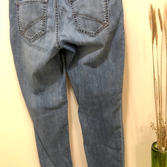 Light colored skinny jeans modern style size 4 - Picture 2 of 3